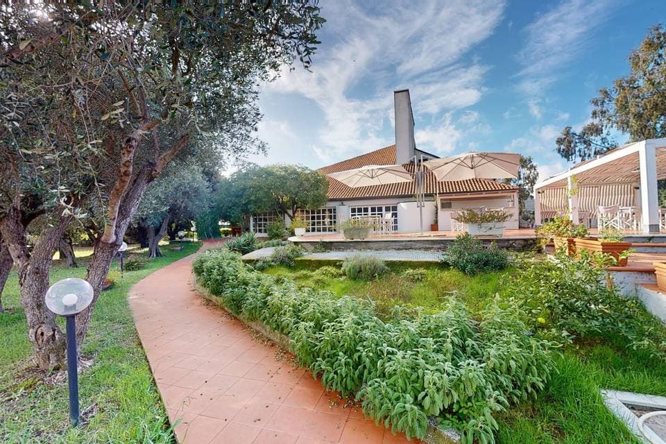 Il giardino fiorito della Locanda dell'Angelo